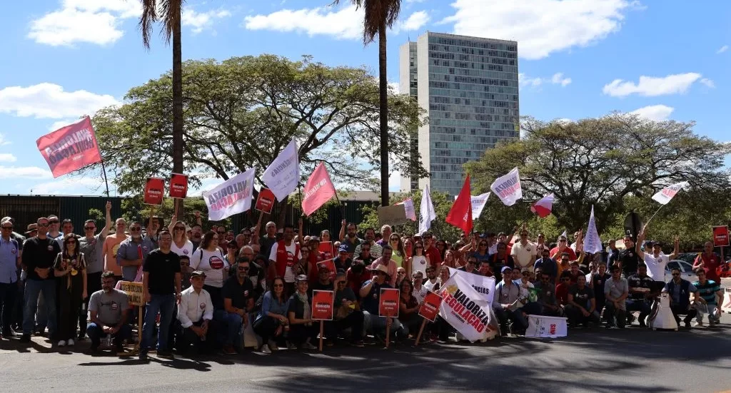 Servidores protestam por melhores condições de trabalho