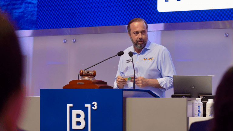 Ministro Alexandre Silveira em solenidade na B3