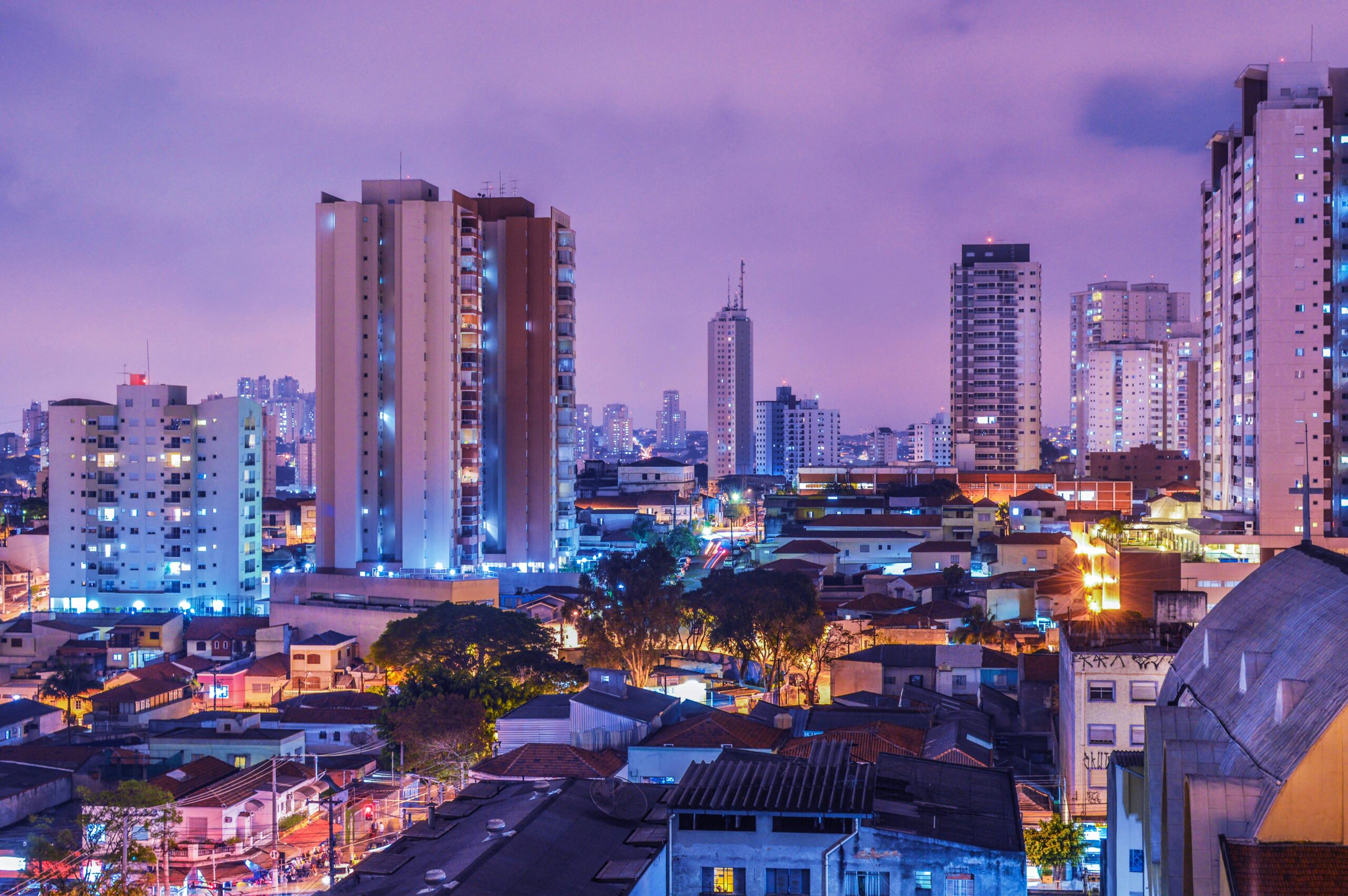 Cidade de São Paulo iluminada no fim do dia